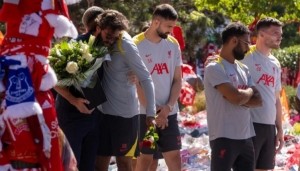 利物浦全队在安菲尔德场外缅怀若塔和安德烈-席尔瓦