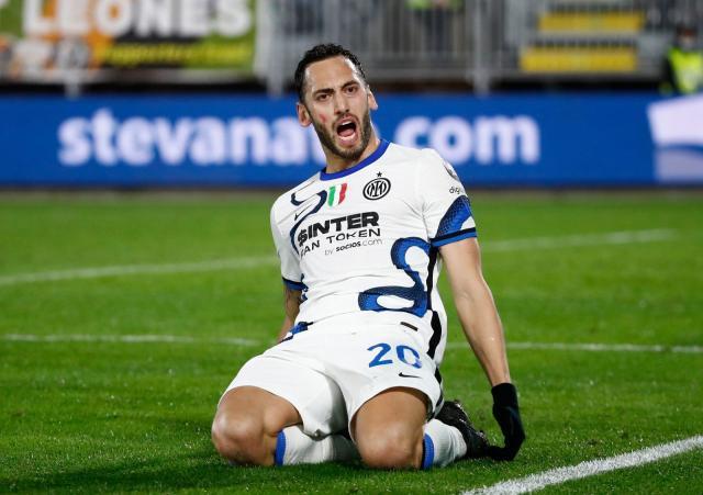 calhanoglu-knee-slide-inter-away.jpg